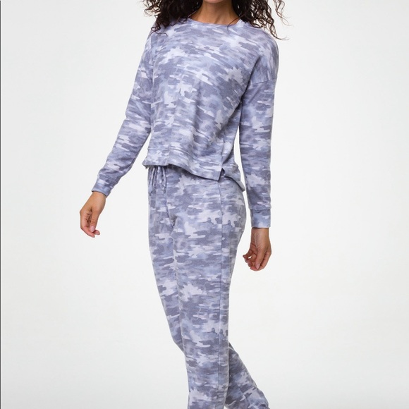 Onzie Camo lounge pullover Size S/M and M/L - Picture 2 of 2